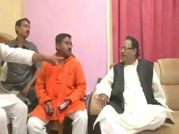 पत्रकारों से वीडियो डिलीट करने को कहा