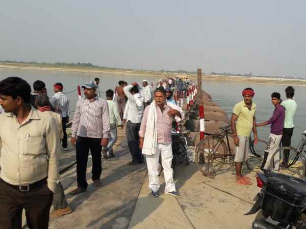 पीपा पुल से वाराणसी से दूरी तो कम हुई लेकिन खतरे बढ गए हैं