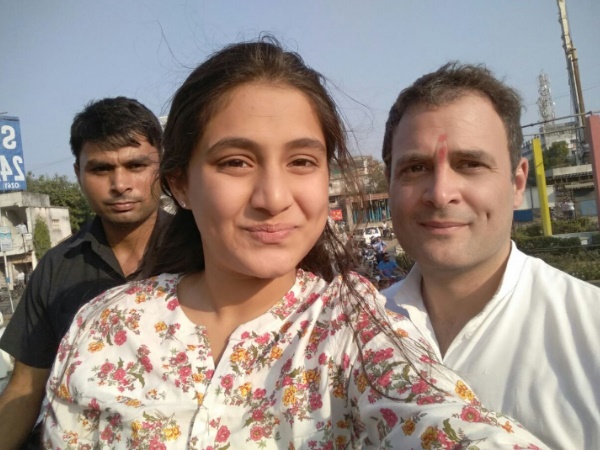 स्कूल से छुट्टी लेकर पहुंची रोड शो में