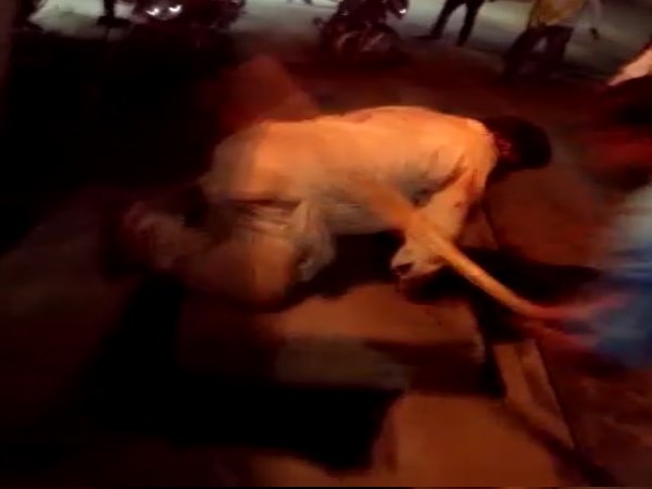 पुलिस की मौजूदरी में पीटा