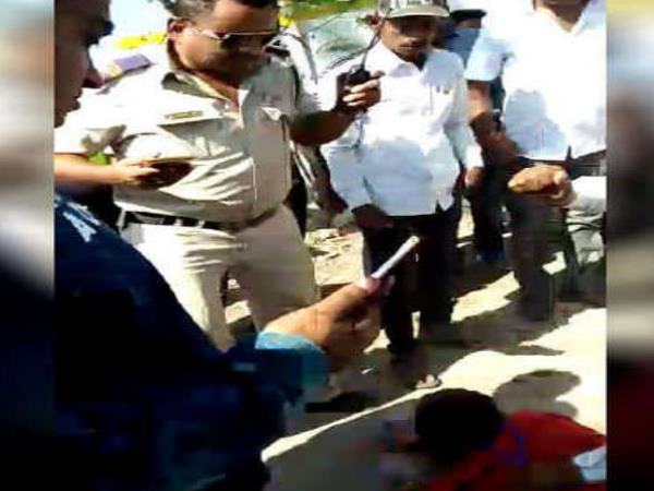 पुलिस बनी रही तमाशबीन