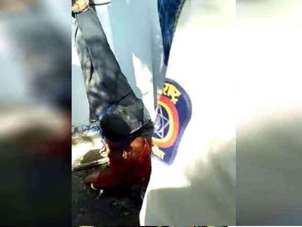 पेड़ से उल्टा लटका कर पीटा