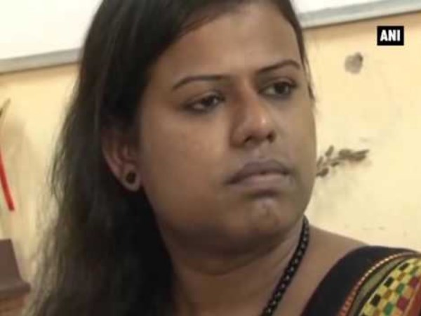 मार्च 2017 में लिंग परिवर्तन सर्जरी करवाई