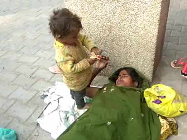 दरोगा ने चलाए लात-घूसे