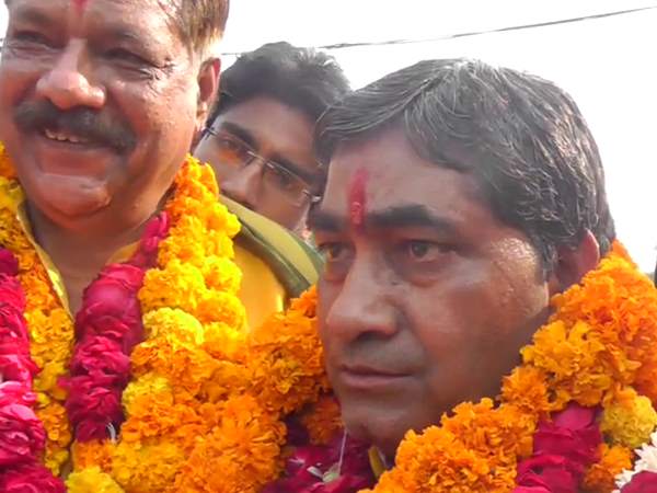 पूछने पर जवाब नहीं दे पाए नेता