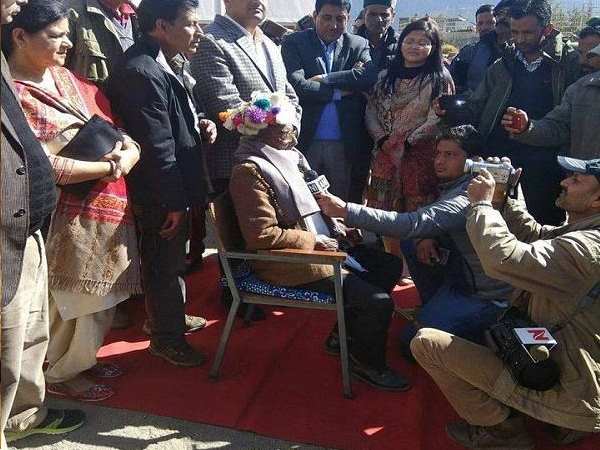 मतदान केंद्र पर किया स्वागत