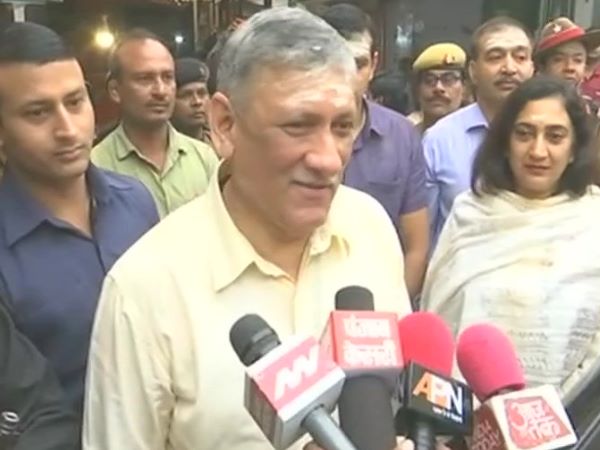वाराणसी: सेना प्रमुख बिपिन सिंह रावत ने काशी विश्वनाथ मंदिर में की पूजा, सेना की सुरक्षा के लिए मांगी दुआ वाराणसी: सेना प्रमुख बिपिन सिंह रावत ने काशी विश्वनाथ मंदिर में की पूजा, सेना की सुरक्षा के लिए मांगी दुआ