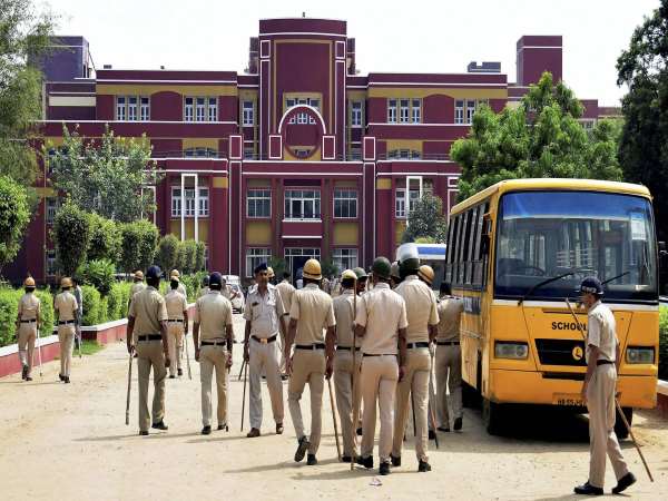 परिजनों को पुलिस की थ्योरी पर नहीं था यकीन