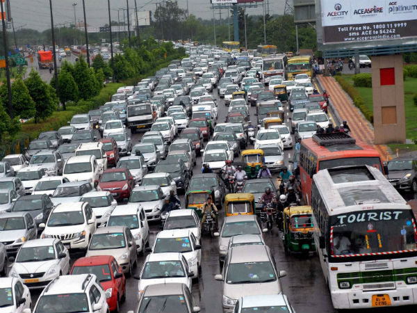 दिल्ली सरकार के पास नहीं है बसें