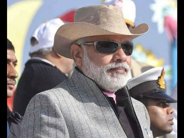 बिजनेस सूट में मोदी