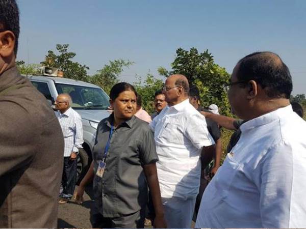 कार से घायलों को बाहर निकाला