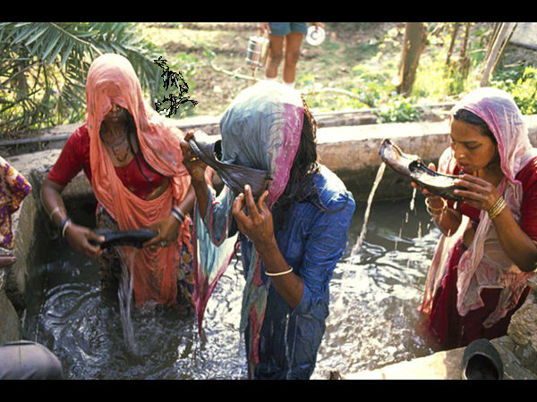 मर्दों के जूते से पानी पीती हैं महिलाएं