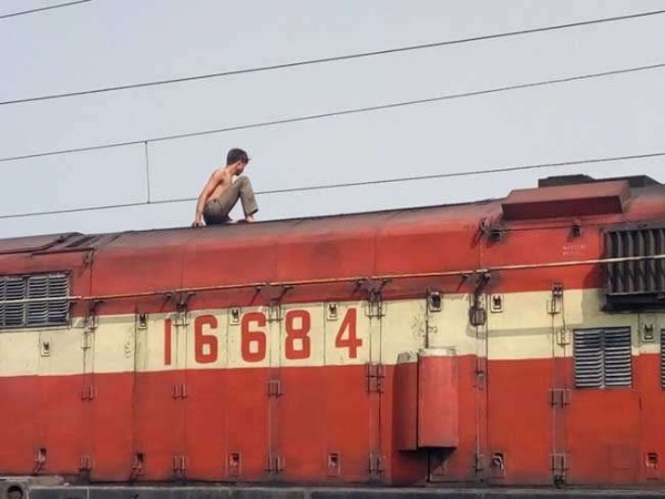 युवक को उतारने के लिए रेलवे के कर्मचारी उपर चढ़े