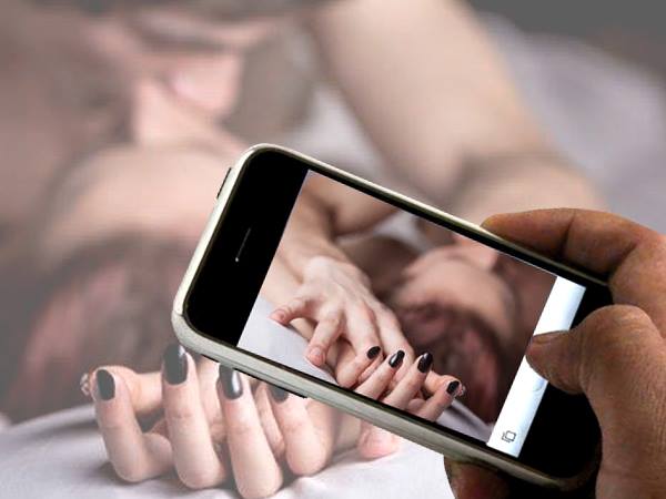 पत्नी संग सेक्स का वीडियो बनाकर पति ने मांगे 10 लाख रुपए, दी वायरल करने की धमकी पत्नी संग सेक्स का वीडियो बनाकर पति ने मांगे 10 लाख रुपए, दी वायरल करने की धमकी