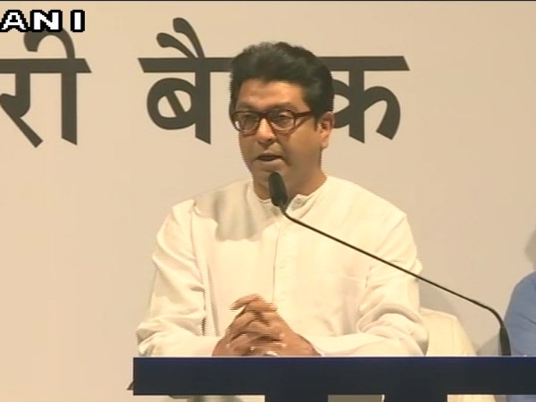 राज ठाकरे ने कहा- बांद्रा की झुग्गियों में आग लगी नहीं, लगाई गई थी राज ठाकरे ने कहा- बांद्रा की झुग्गियों में आग लगी नहीं, लगाई गई थी
