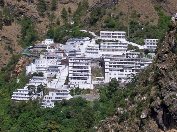 वैष्णो देवी मंदिर: अब एक दिन में 50 हजार से ज्यादा श्रद्धालु नहीं कर सकेंगे माता के दर्शन वैष्णो देवी मंदिर: अब एक दिन में 50 हजार से ज्यादा श्रद्धालु नहीं कर सकेंगे माता के दर्शन