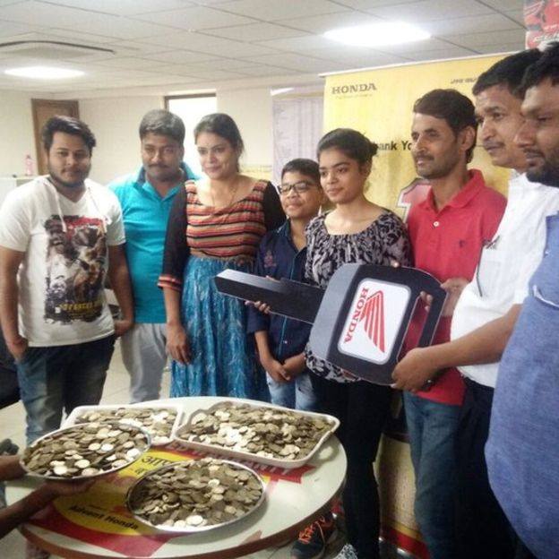 बहन को सरप्राइज़ देने के लिए भाई ने जोड़े 55 हज़ार के चिल्लर बहन को सरप्राइज़ देने के लिए भाई ने जोड़े 55 हज़ार के चिल्लर