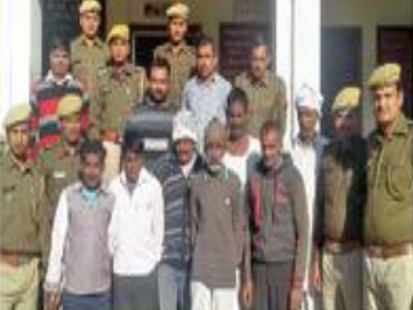 ब्लास्ट की सहायता से तोप का एक टुकड़ा तोड़ा और खरीदार को दिखाया