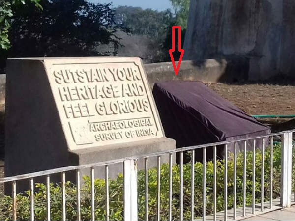 करणी सेना ने पद्मिनी महल में लगे कांच को तोड़ दिया था
