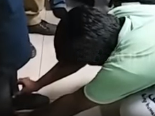 VIDEO: महिला से बदतमीजी पड़ी महंगी, पैर छूकर मांगनी पड़ी माफी VIDEO: महिला से बदतमीजी पड़ी महंगी, पैर छूकर मांगनी पड़ी माफी