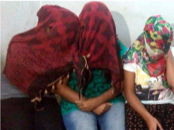 ब्लैकमेल कर मांगे 3 लाख रुपए