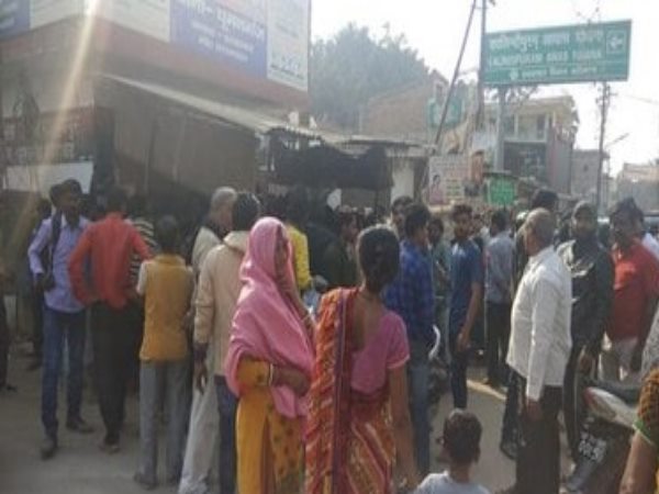 अपने ही मजदूर की बेटी पर डोली नियत