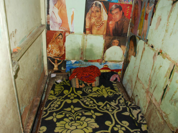 परिवार की आर्थिक हालात है मजबूरी