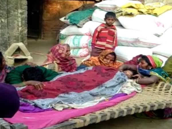 गरीबी के चलते मौत को लगाया गले