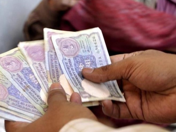 वित्त सचिव करता है हस्ताक्षर