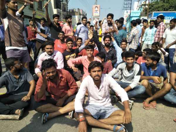 ABVP attack on Rahul Dubey supporters in kashi vidyapeeth, Varanasi ABVP attack on Rahul Dubey supporters in kashi vidyapeeth, Varanasi