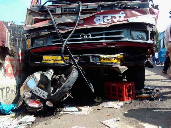 8 people seriously injured and one dead in a road accident, Pune 8 people seriously injured and one dead in a road accident, Pune
