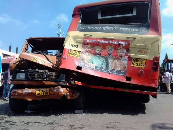 8 people seriously injured and one dead in a road accident, Pune 8 people seriously injured and one dead in a road accident, Pune