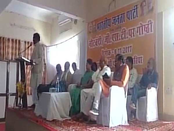 भाजपा मंत्री ने कहा- 'मुझे खुद GST समझ में नहीं आता, बड़े बड़े CA भी फेल' भाजपा मंत्री ने कहा- 'मुझे खुद GST समझ में नहीं आता, बड़े बड़े CA भी फेल'