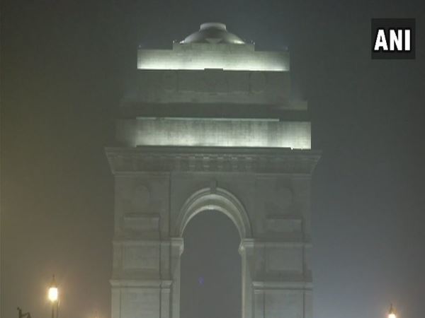 मौसम विभाग ने शनिवार देर रात बारिश की संभावना जताई थी लेकिन रविवार सुबह तक दिल्ली में बारिश नहीं हुई है। रविवार को अगर बारिश होती है तो धुंध से राहत मिल सकती है। ऐसे में बारिश पर सबकी निगाहें हैं। मौसम विभाग ने शनिवार देर रात बारिश की संभावना जताई थी लेकिन रविवार सुबह तक दिल्ली में बारिश नहीं हुई है। रविवार को अगर बारिश होती है तो धुंध से राहत मिल सकती है। ऐसे में बारिश पर सबकी निगाहें हैं।