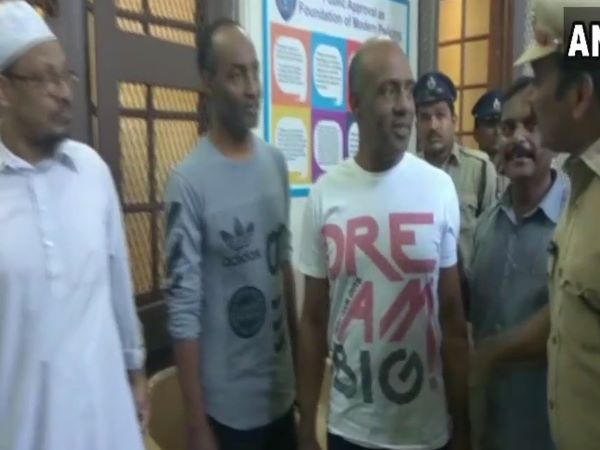 हैदराबाद: लड़कियों की तस्करी में बहरीन के दो नागरिक गिरफ्तार हैदराबाद: लड़कियों की तस्करी में बहरीन के दो नागरिक गिरफ्तार