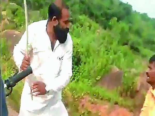 भाजपा नेता ने दो दलितों को कथित तौर पर पीटा, तालाब में ढकेला, वीडियो वायरल भाजपा नेता ने दो दलितों को कथित तौर पर पीटा, तालाब में ढकेला, वीडियो वायरल