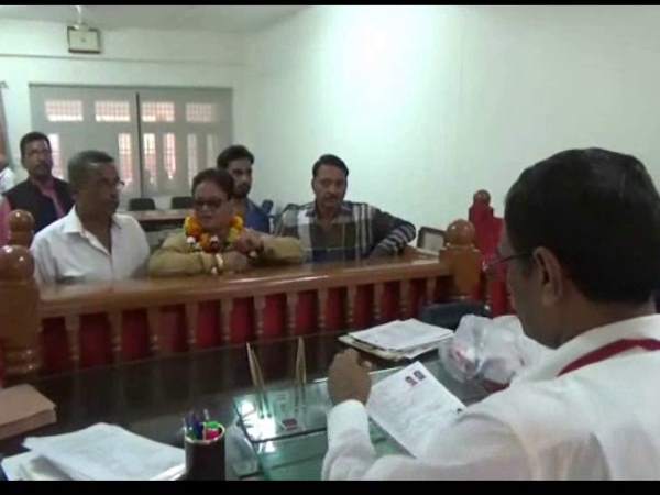 BJP female leader filed nomination against party candidate in Aligarh civic election BJP female leader filed nomination against party candidate in Aligarh civic election