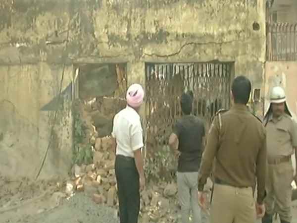 शामली: हर वो इमारत गिरी जिसके नीचे लोगों ने लिया था आसरा, घटना में 15 लोग घायल शामली: हर वो इमारत गिरी जिसके नीचे लोगों ने लिया था आसरा, घटना में 15 लोग घायल