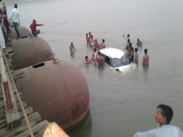 Mirzapur car drowns into Ganga river In Uttar Pradesh Mirzapur car drowns into Ganga river In Uttar Pradesh