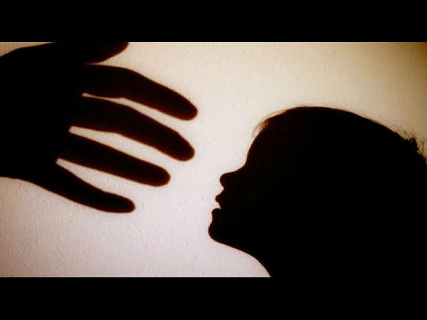 एक स्कूल में 3 साल की बच्ची से यौन शोषण करने के आरोप में 57 साल के एक फ्रांसीसी नागरिक को गिरफ्तार किया गया है। एक स्कूल में 3 साल की बच्ची से यौन शोषण करने के आरोप में 57 साल के एक फ्रांसीसी नागरिक को गिरफ्तार किया गया है।