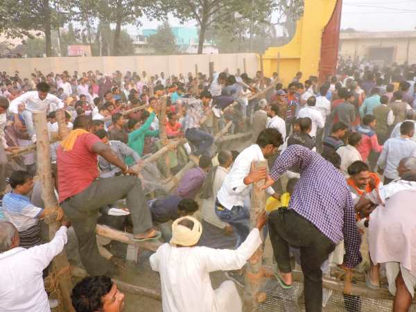 People fleeing from the rally of Chief Minister Yogi Adityanath in bahraich People fleeing from the rally of Chief Minister Yogi Adityanath in bahraich