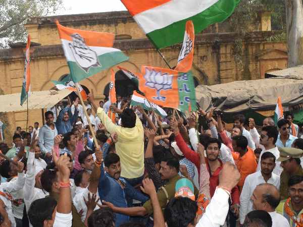 Congress-BJP workers clash during enrollment in Mirzapur municipal election Congress-BJP workers clash during enrollment in Mirzapur municipal election