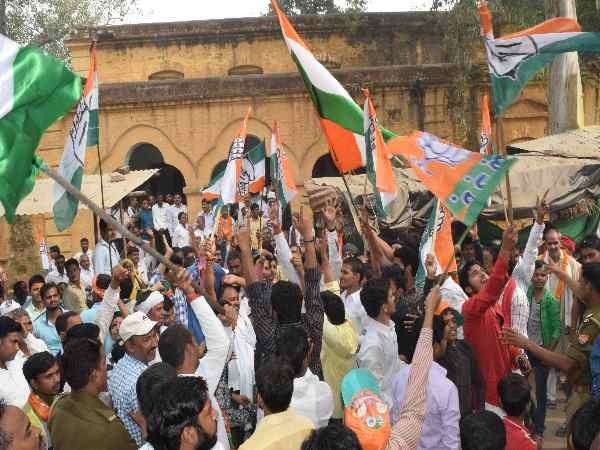 Congress-BJP workers clash during enrollment in Mirzapur municipal election Congress-BJP workers clash during enrollment in Mirzapur municipal election