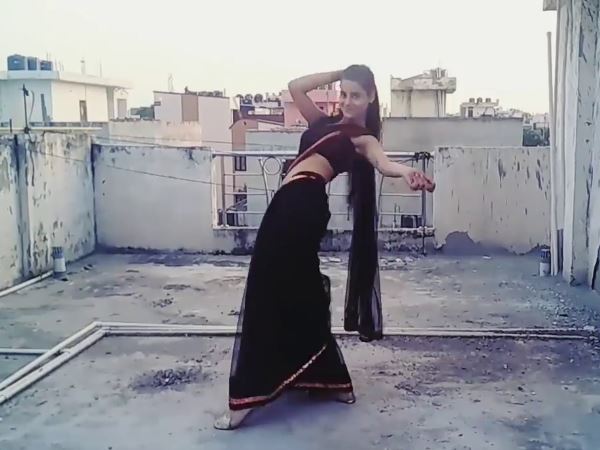 Girl dance on a Movie Song and Video Viral on Social Media Girl dance on a Movie Song and Video Viral on Social Media