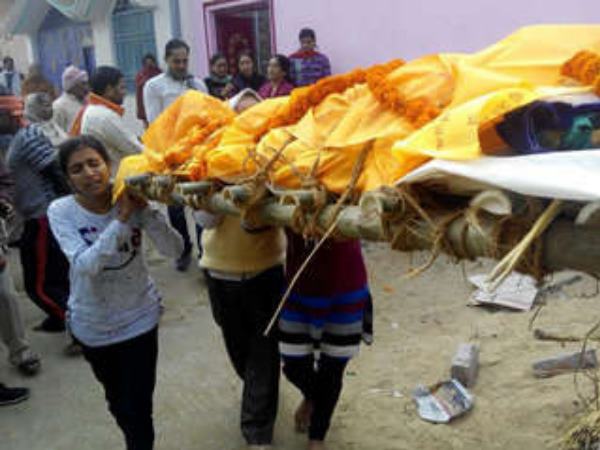 Son not reached on father's death, daughters untraditionally do funeral in Bihar Son not reached on father's death, daughters untraditionally do funeral in Bihar