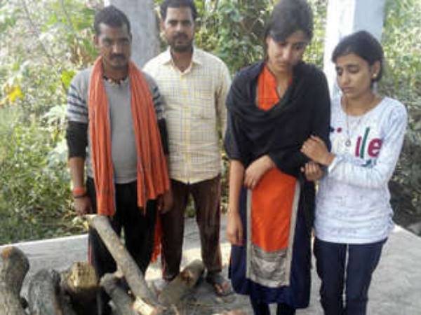 Son not reached on father's death, daughters untraditionally do funeral in Bihar Son not reached on father's death, daughters untraditionally do funeral in Bihar