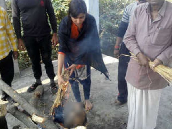Son not reached on father's death, daughters untraditionally do funeral in Bihar Son not reached on father's death, daughters untraditionally do funeral in Bihar