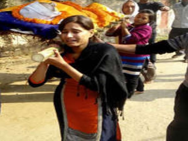 Son not reached on father's death, daughters untraditionally do funeral in Bihar Son not reached on father's death, daughters untraditionally do funeral in Bihar
