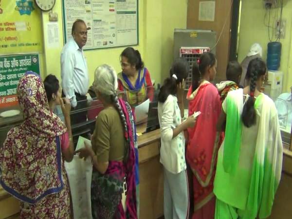 aligarh Bank manager gives feedback about demonetization aligarh Bank manager gives feedback about demonetization