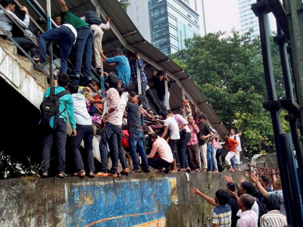 मुंबई में सेना बनाएगी एलफिंस्टन पुल, पूर्व सैन्यकर्मियों ने उठाए सवाल मुंबई में सेना बनाएगी एलफिंस्टन पुल, पूर्व सैन्यकर्मियों ने उठाए सवाल
